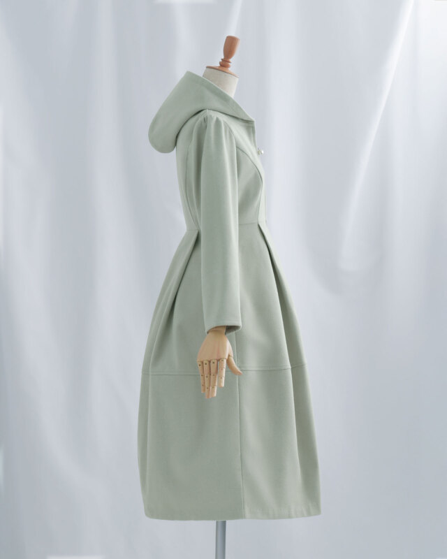 ふんわりとした袖と滑らかな素材が上品な印象を演出。