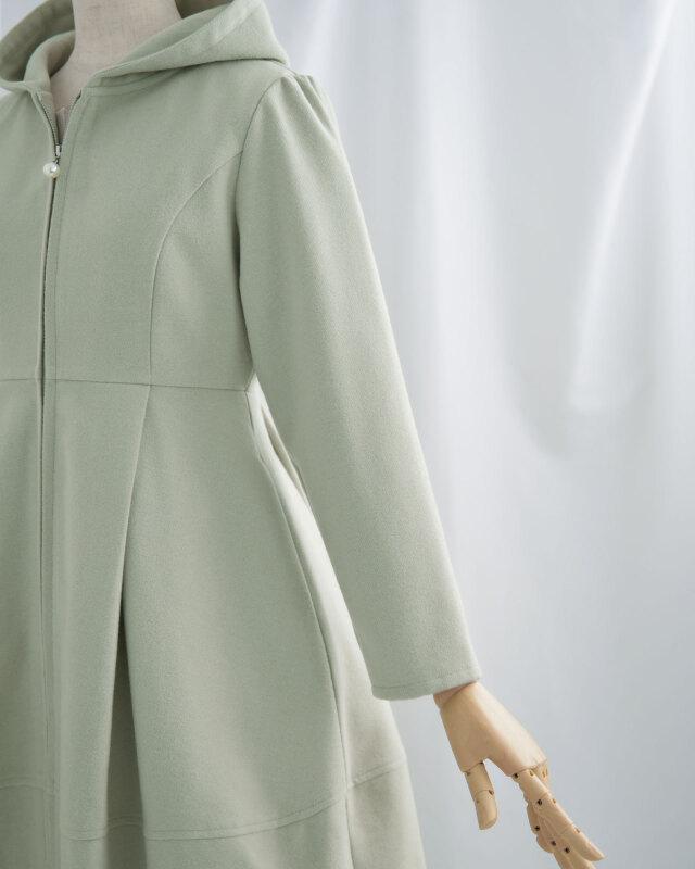 フード付きで首元まで暖かく、上品に見えるデザイン。