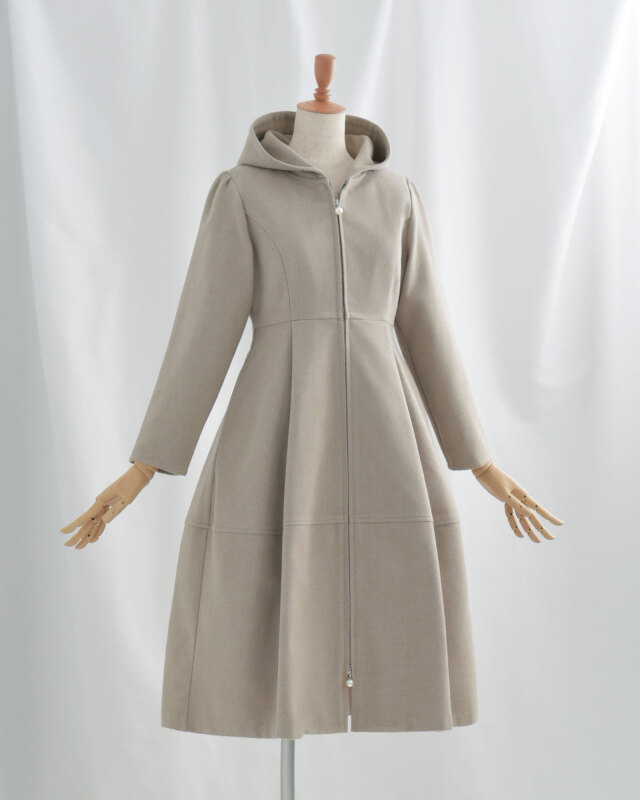 バックスタイルも美しい女性らしいフレアライン。