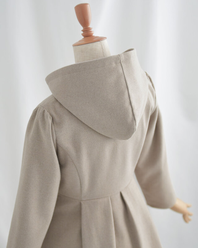 裾まで流れるようなドレープが上品な印象を与えるデザイン。