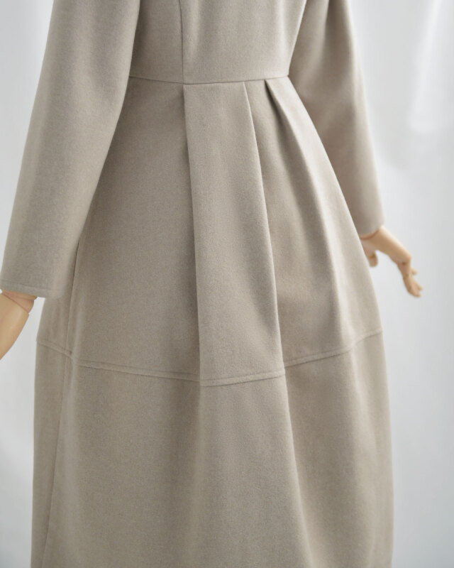 後ろまで丁寧に仕立てられた上品な仕上がりのワンピース。
