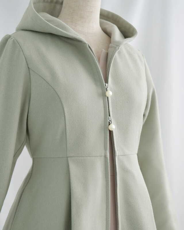 パールジップが上品なアクセントになるエレガントなワンピース。