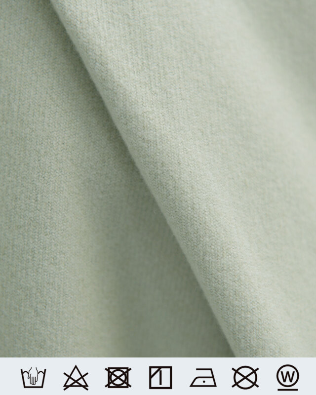 柔らかく滑らかな生地感が上品な印象を引き立てる高品質素材。