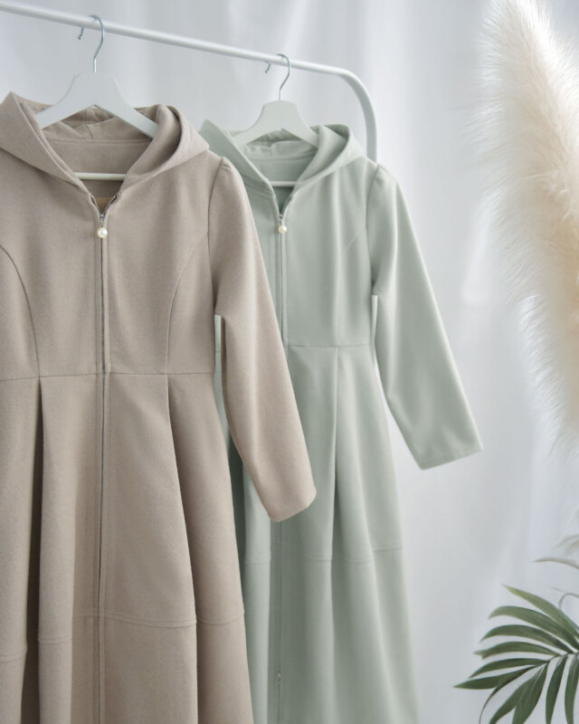 柔らかい風合いと優しい色合いが魅力のフード付きワンピース。レジーナ【神戸ワンピース専門店】