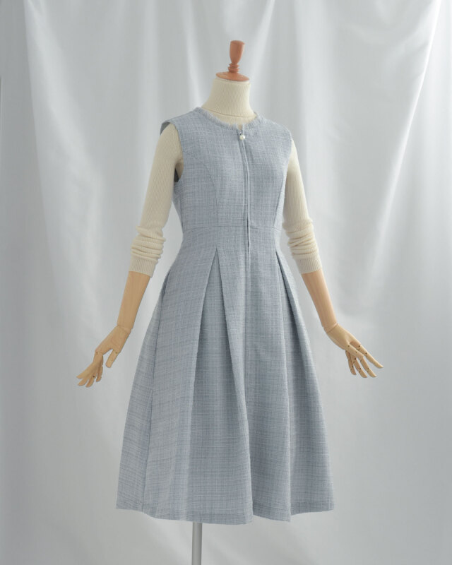 フリンジ襟とパールが上品さを添える大人の体型カバージャンパーワンピース