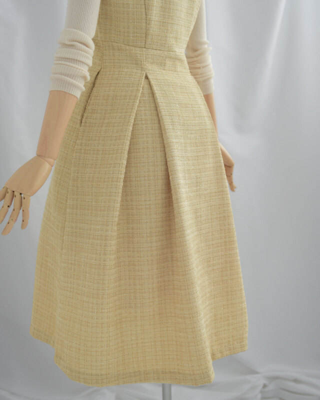 深めのタックデザインで下半身をすっきり見せる上品ツイードジャンパーワンピース