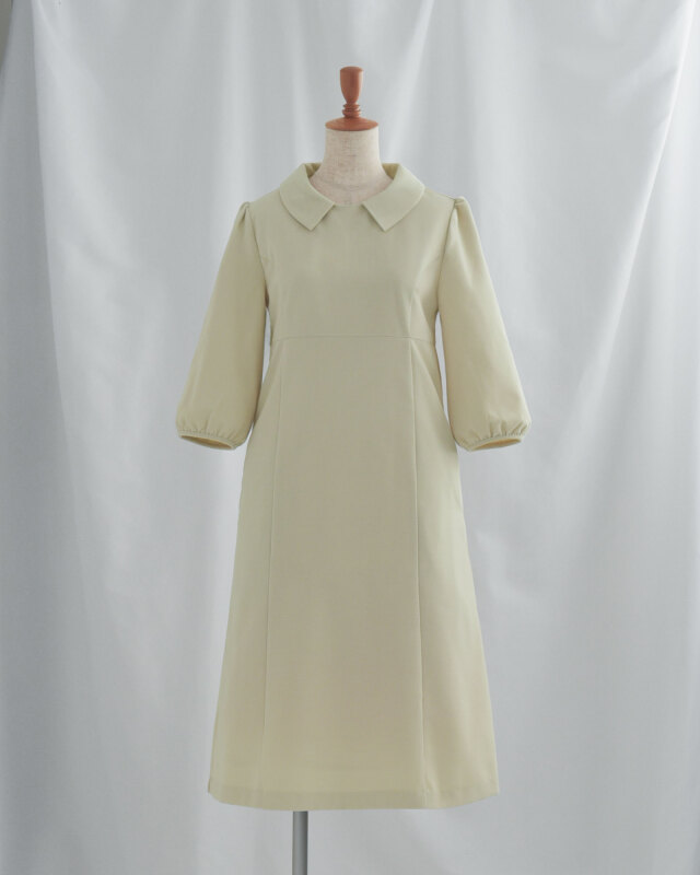 清楚な淡色トーンが柔らかく映えるAラインワンピースで上品に着こなせる一枚