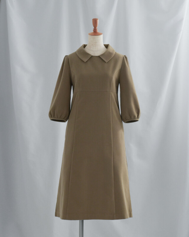 落ち着いたモカ色が大人の品を添えるAラインワンピースで美しいバランスに整う一着