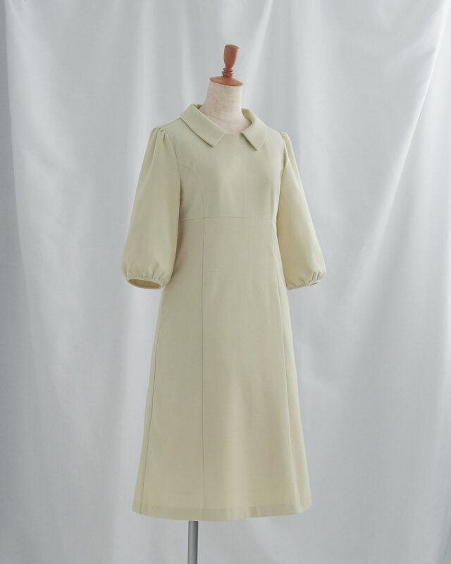 淡色できれい見えするぽわん袖ワンピースの全体シルエットがわかる上品な佇まいのデザイン