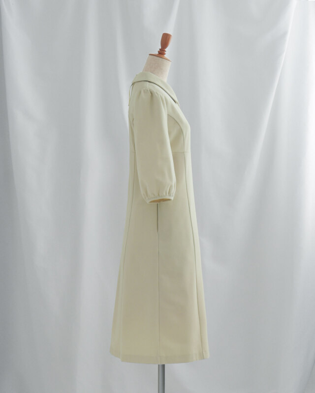 横からも美しく見えるAラインが体型をすっきり整えるきれいめワンピースの側面シルエット