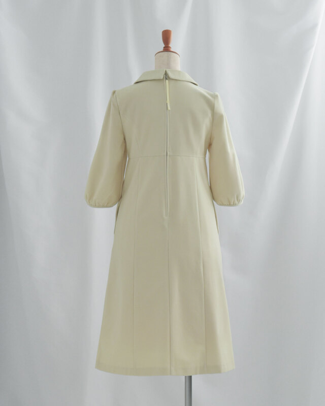 後ろファスナーで着脱しやすくAラインが上品に整うきれいめワンピースのバックデザイン