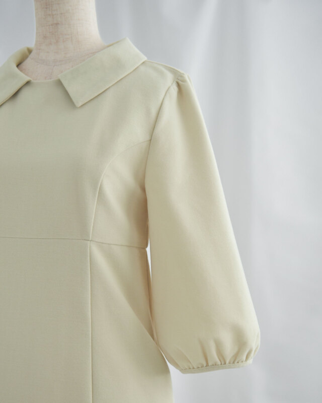 ふんわり袖と柔らかい曲線が体型を整える上品Aラインワンピースのフロントデザイン