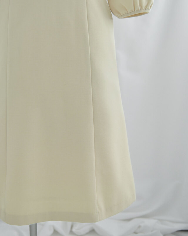 すっきり落ちるAラインが脚元を上品に見せるきれいめワンピースの裾シルエット