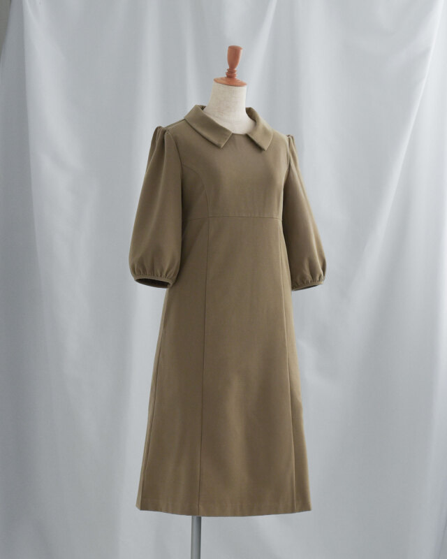 丸み袖とAラインで自然に体型カバーが叶う上品なモカカラーのきれいめワンピース