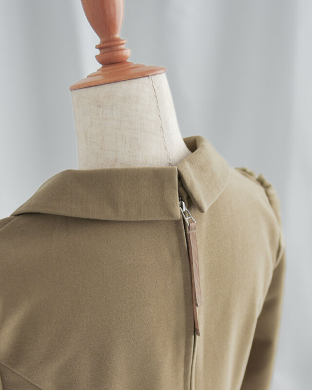 後ろファスナーで着脱しやすく上品にまとまるきれいめAラインワンピースのバック仕様