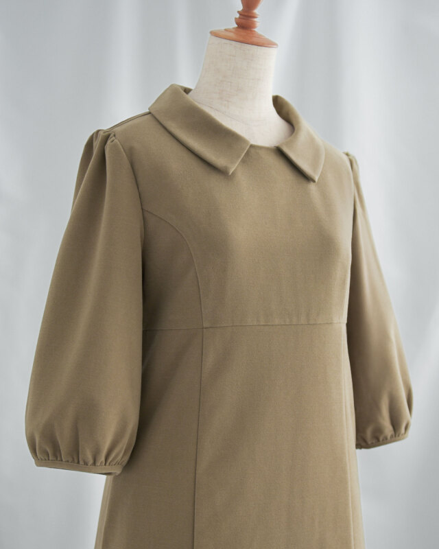 丸襟と優しい色味が清楚な印象をつくる上品Aラインワンピースのフロントデザイン