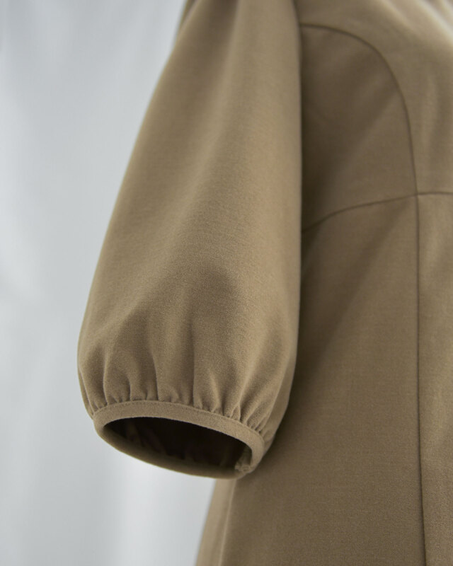 ふんわり袖が腕まわりを優しくカバーする上品シルエットのきれいめワンピース