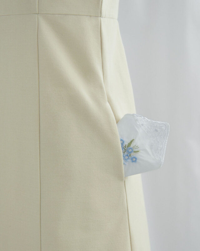 便利なポケット付きで日常も快適に過ごせる上品Aラインワンピースの実用性