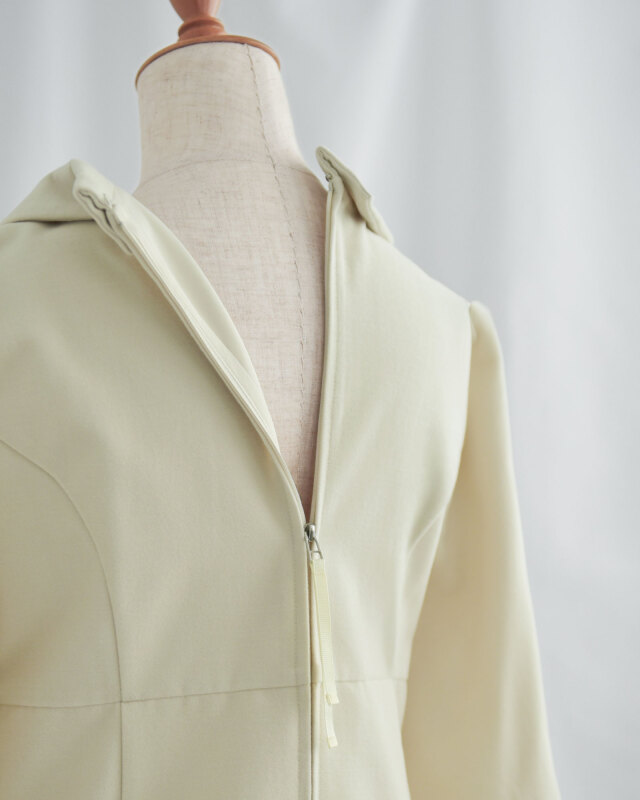 後ろファスナーで着脱しやすく上品にまとまるAラインワンピースのバック仕様