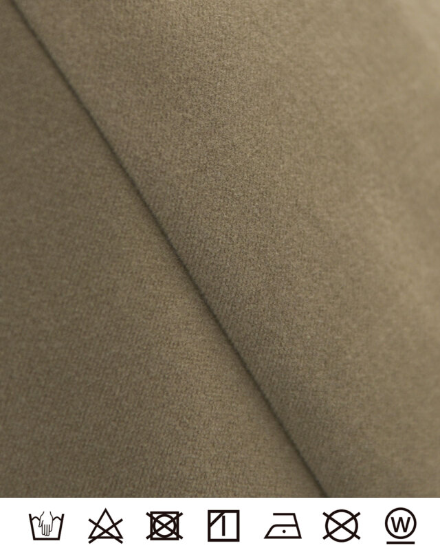 落ち着いたモカ生地が上品に映えるきれいめAラインワンピースの素材感