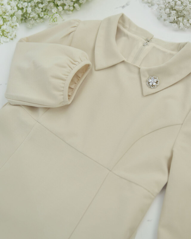 清楚な襟元とぽわん袖が上品に映えるAラインワンピースの平置きデザインレジーナ【神戸ワンピース専門店】