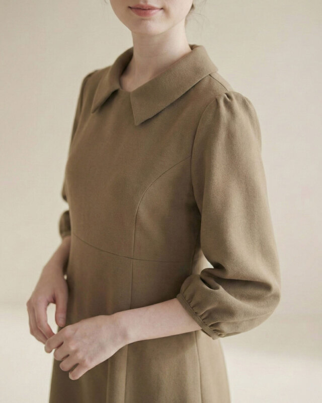 無地ワンピースをタートルに重ねた上品なレイヤードコーデのモデル画像です。レジーナ【神戸ワンピース専門店】