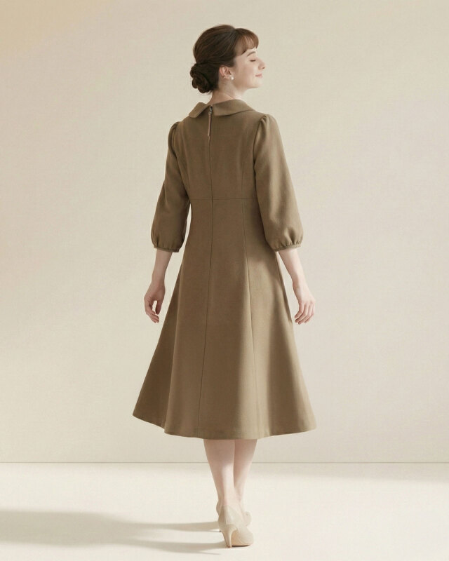 無地ワンピースの立体シルエットを引き立てる上半身ディテールのモデル画像です。レジーナ【神戸ワンピース専門店】