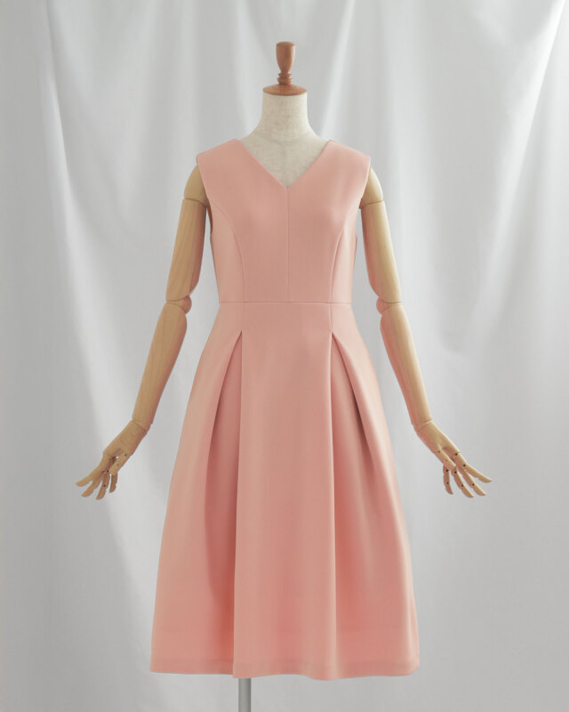 Coral Roseの優しい発色が上品なフレアワンピース