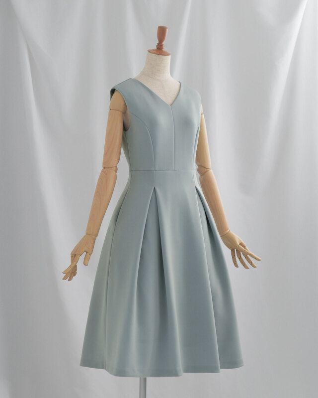 Vネックデザインと立体的な切替が美しいワンピース