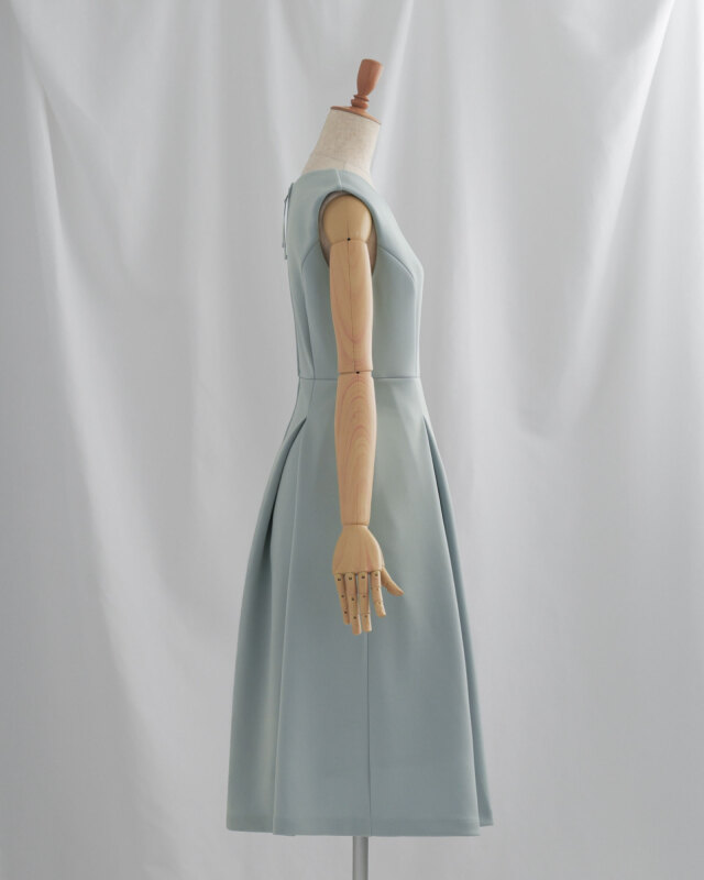 体型を自然にカバーする上品フレアシルエット