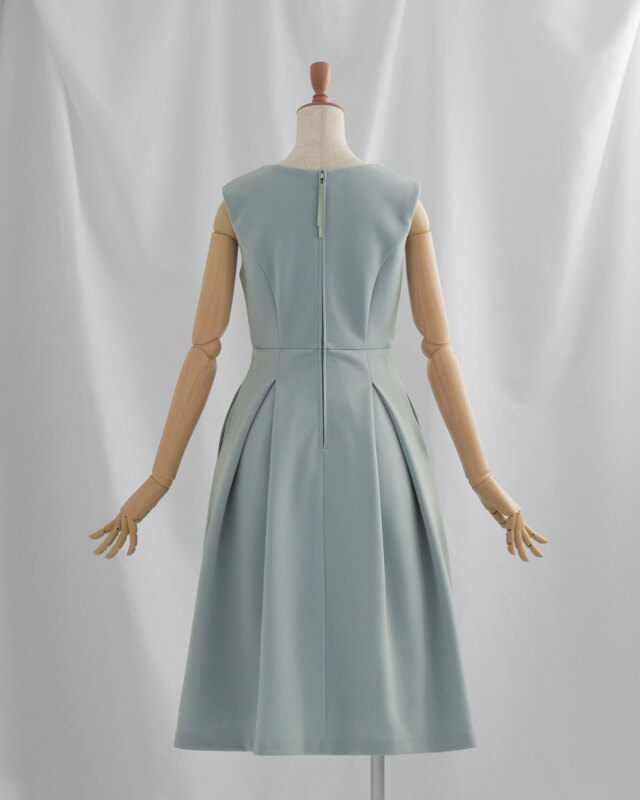 背中ファスナー仕様で着脱しやすいきれいめワンピース