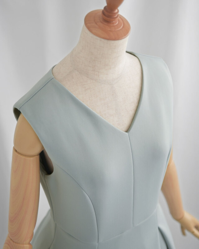 Vネックで顔まわりすっきり見せるノースリーブワンピース