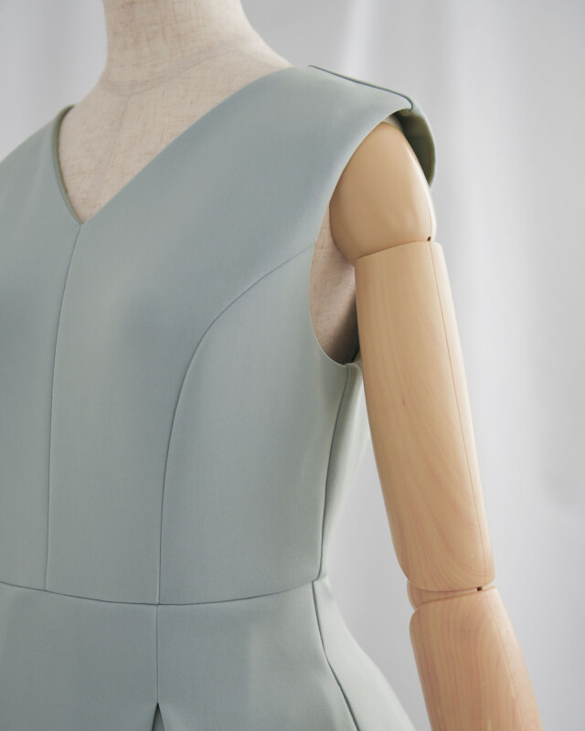 肩ラインを美しく見せる設計で上半身すっきりのワンピース