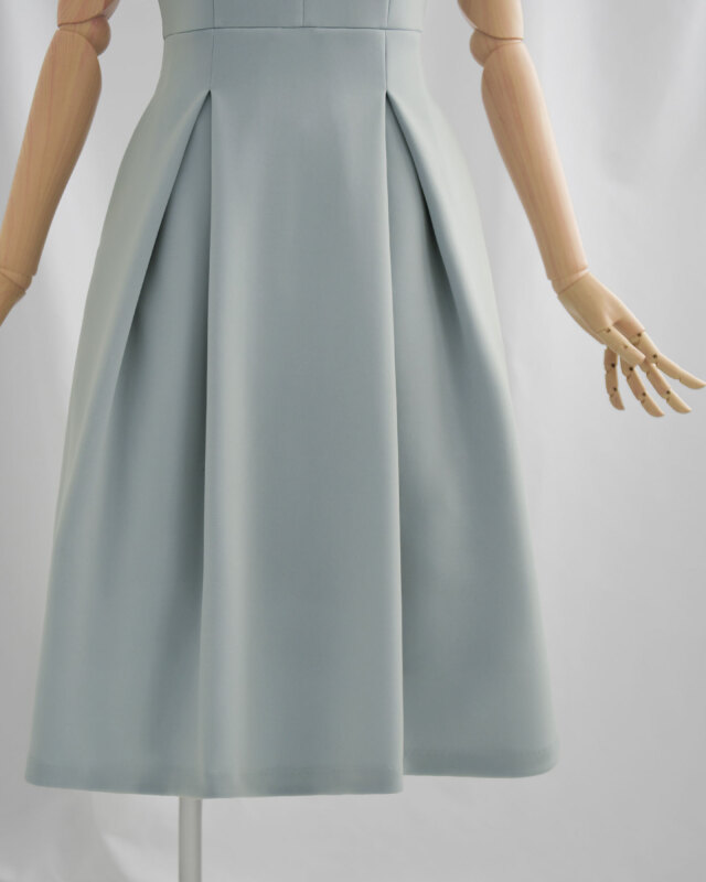 ウエスト切替で脚長効果を叶える上品フレアシルエット