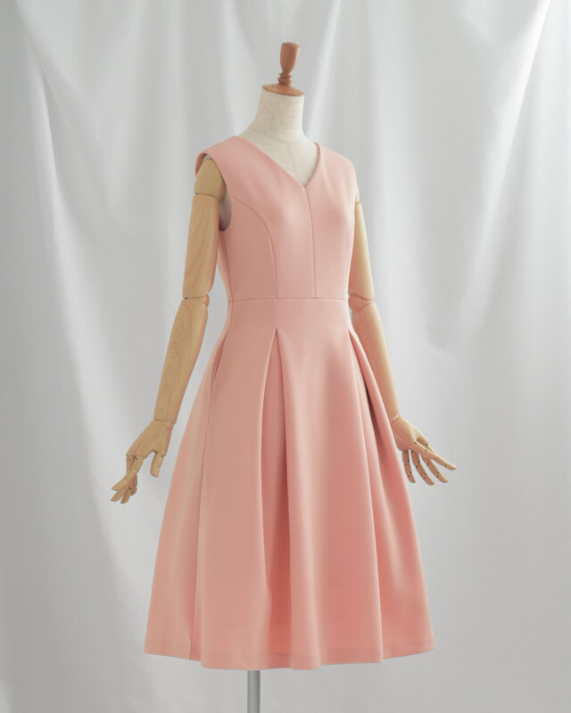 Coral Roseの柔らかな色味が肌を明るく見せるフレアワンピース