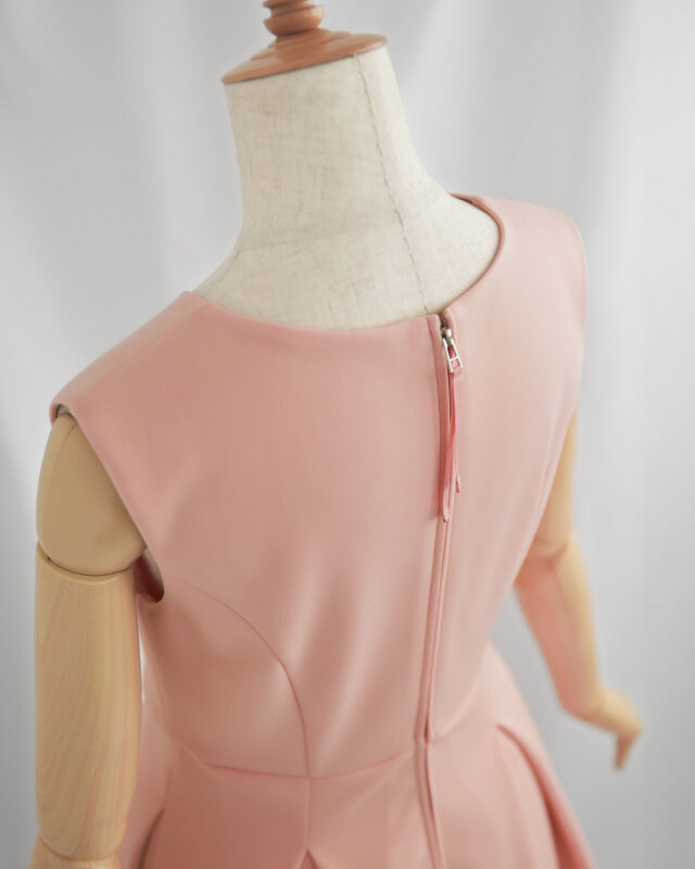 体型を拾いにくく動きやすいエアリー素材のきれいめワンピース