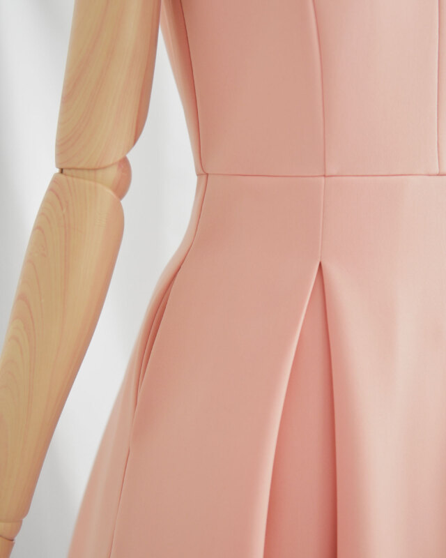 ミモレ丈で上品に着こなせるフレアワンピース