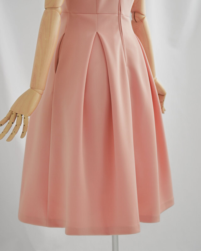 後ろ姿も美しい縦ライン設計のノースリーブワンピース