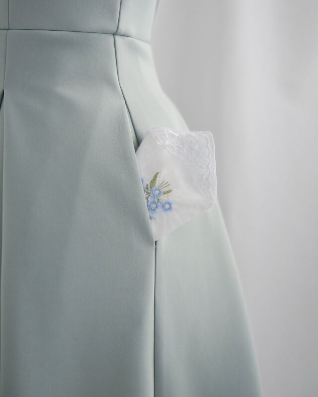 なめらかな落ち感が魅力の上質素材ワンピース