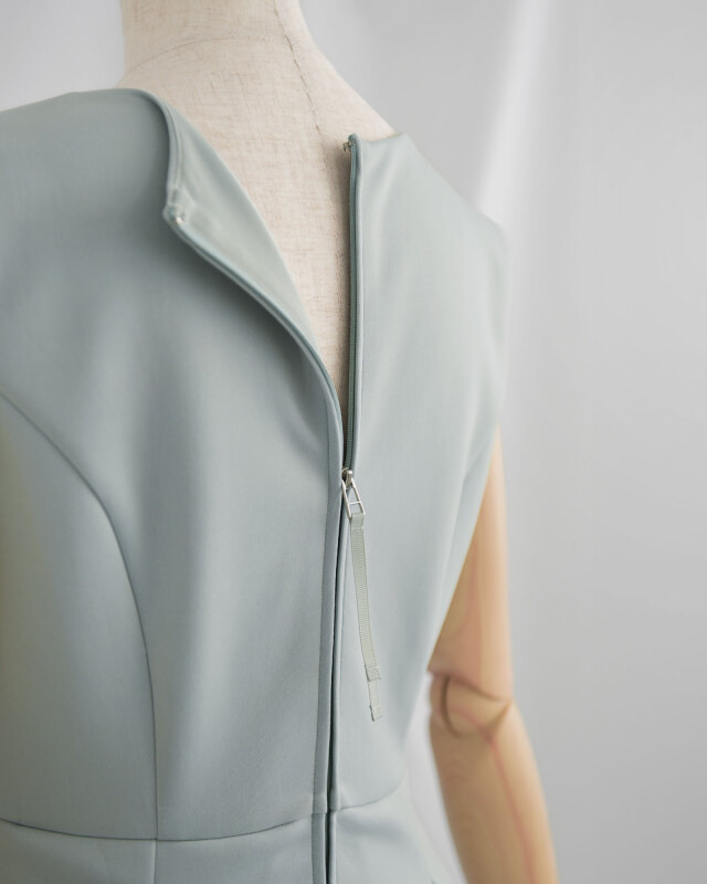 上品なハリ感でシルエットを保つきれいめワンピース