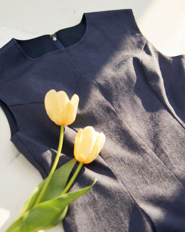 はしごレースを施した上品なノースリーブデニムワンピース｜レジーナ【神戸ワンピース専門店】