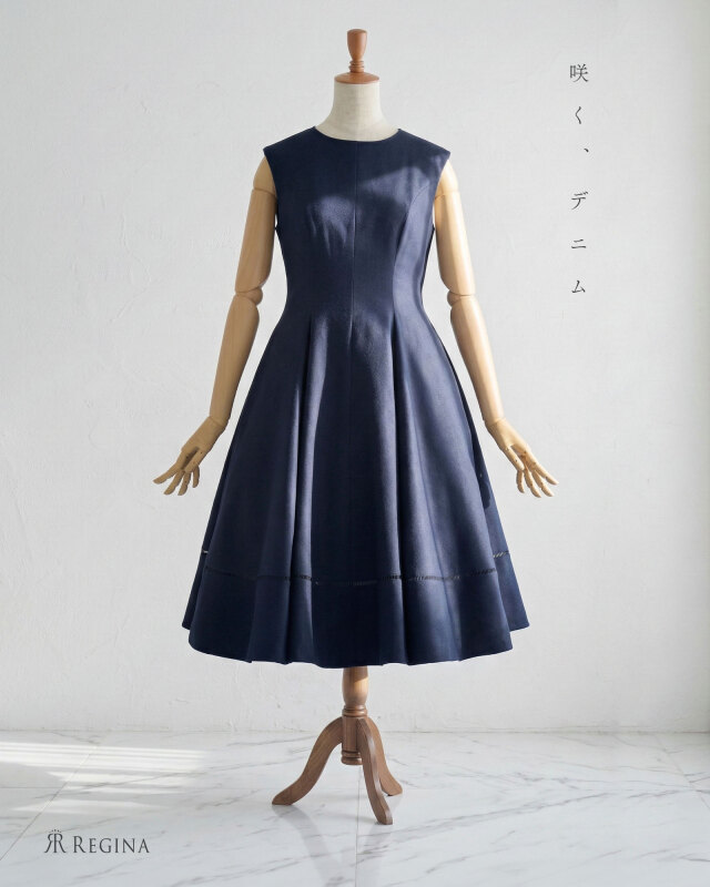 40代の魅力を引き出す上品なネイビーデニムのフレアワンピース。洗練された美しいAライン。レジーナ【神戸ワンピース専門店】