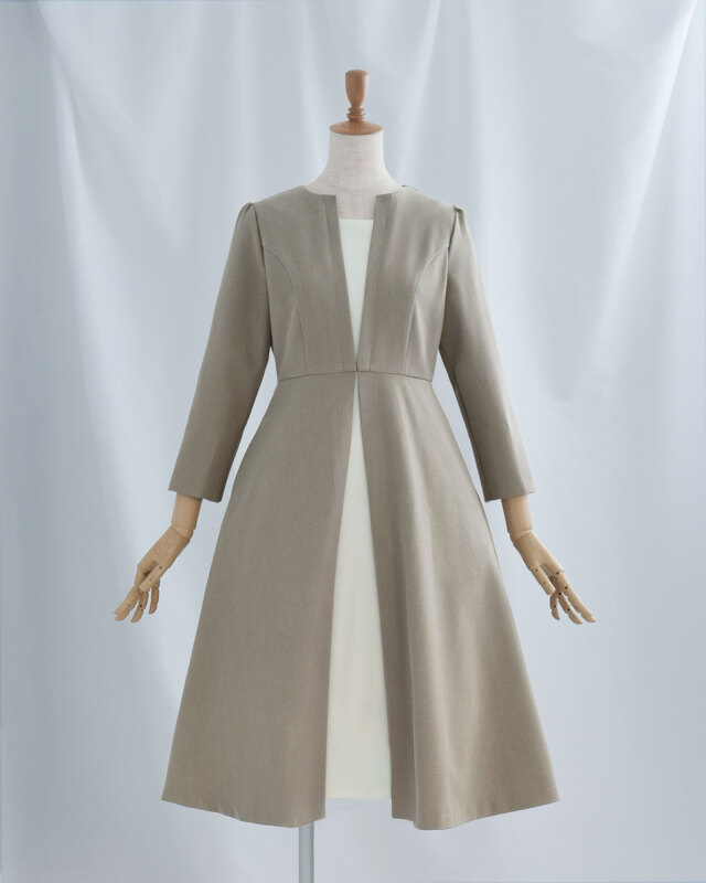 フォーマルにも日常にも使いやすい、落ち着きのあるベージュ配色のきれいめフレアワンピース。