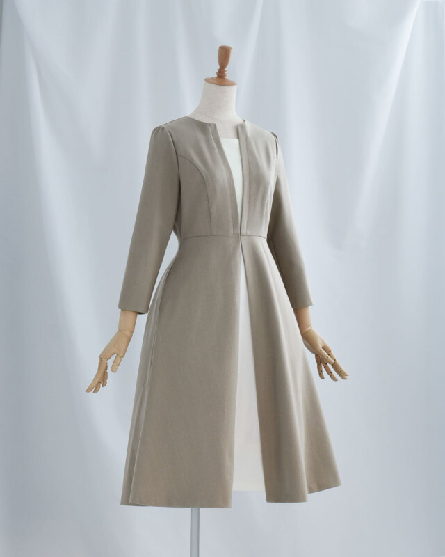 縦ラインを強調する配色デザインで、40代女性の体型をすっきり見せるきれいめワンピース。レジーナ【神戸ワンピース専門店】