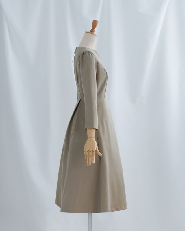 ウエスト切替で腰位置を高く見せ、無理なくスタイルアップできる上品フレアワンピース。レジーナ【神戸ワンピース専門店】