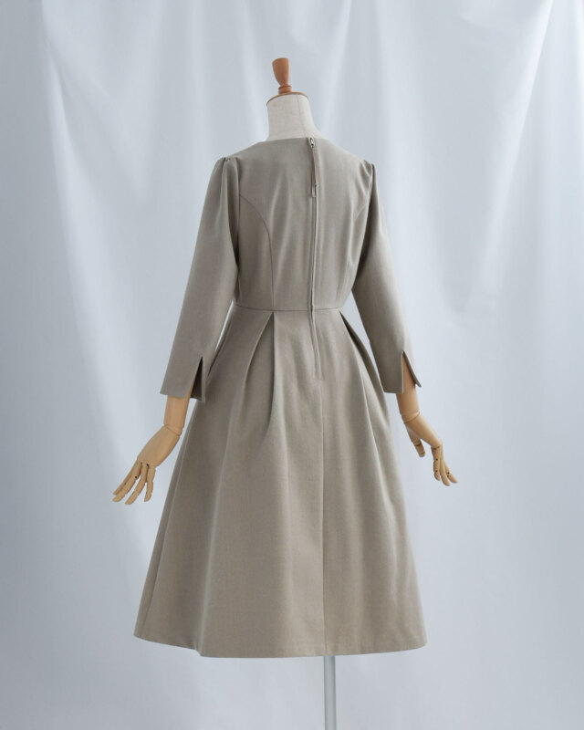 背中ファスナー仕様で着脱しやすく、後ろ姿まできちんと整う大人のフレアワンピース。レジーナ【神戸ワンピース専門店】