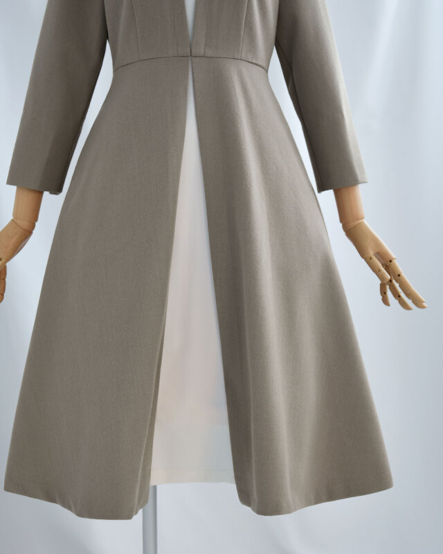 肩まわりに程よくゆとりを持たせ、40代女性の体型悩みに寄り添う立体的なパターン設計。