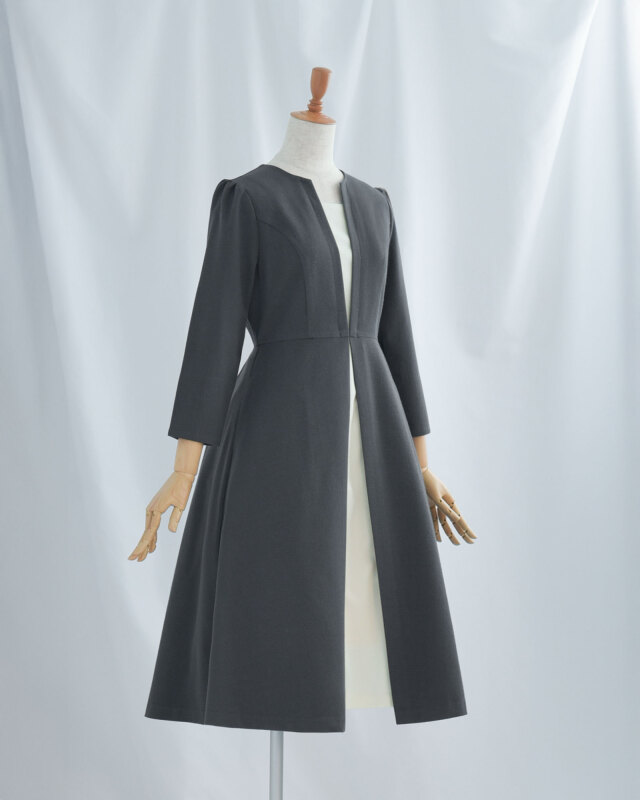 縦ラインを強調する配色切替で、自然に細見えを叶えるフレアシルエットのワンピース。