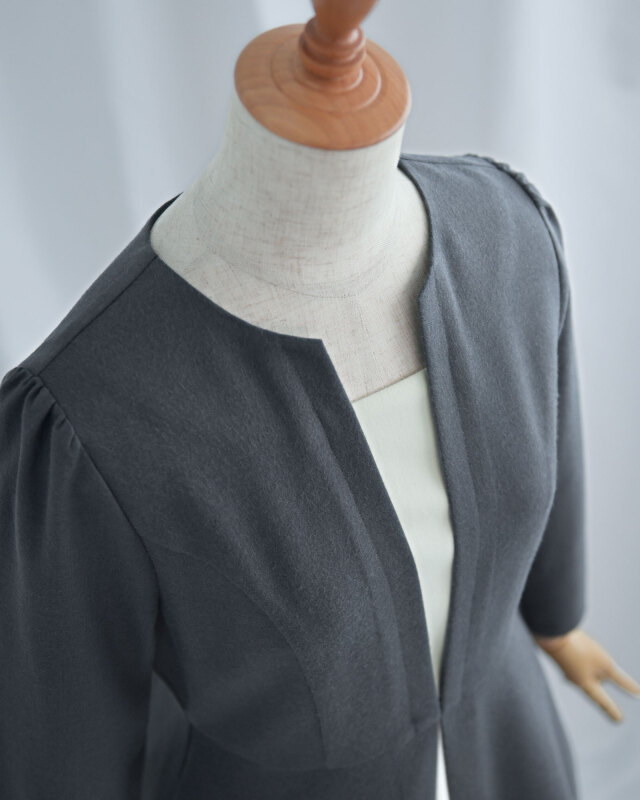 全体バランスが美しく見えるロング丈設計で、きちんと感と女性らしさを両立した一着。