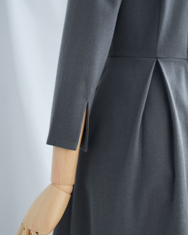 首元を詰めすぎないカッティングで、窮屈感なく上品に着られる大人のきれいめワンピース。